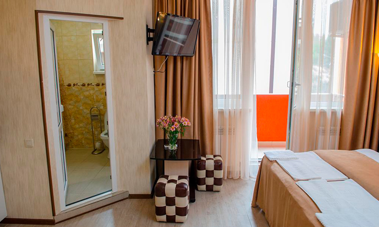 жилье в пригороде у моря