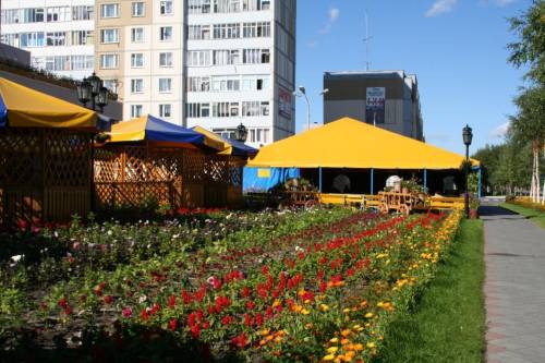 У торгового комплекса "Надежда"