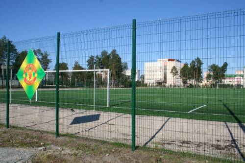 Футбольное поле с искусственным покрытием