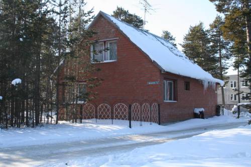 Когалым. Пос. Фестивальный. Кирпичный домик