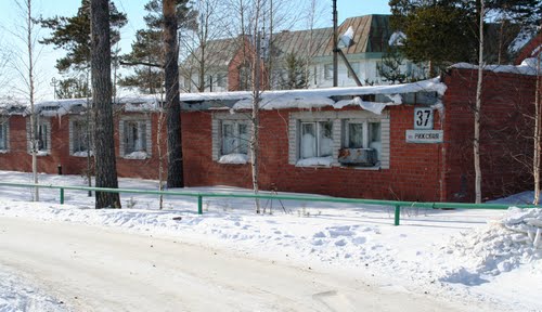 Когалым. Пос. Фестивальный. Старое здание на ул. Р