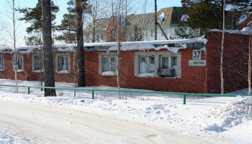 Когалым. Пос. Фестивальный. Старое здание на ул. Р