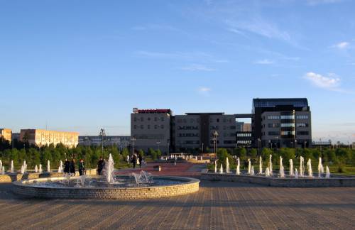 Рябиновый бульвар. Вдали здание ЛУКОЙЛа.