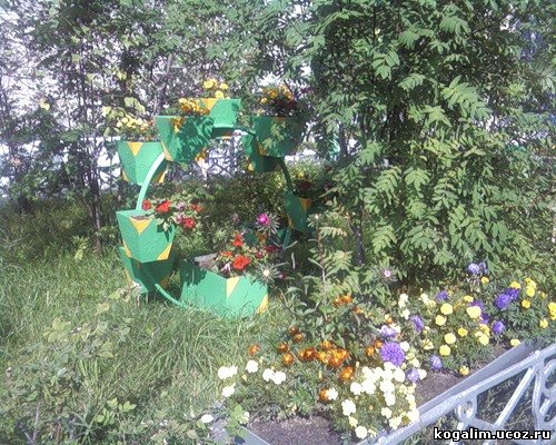 У магазина "Надежда"