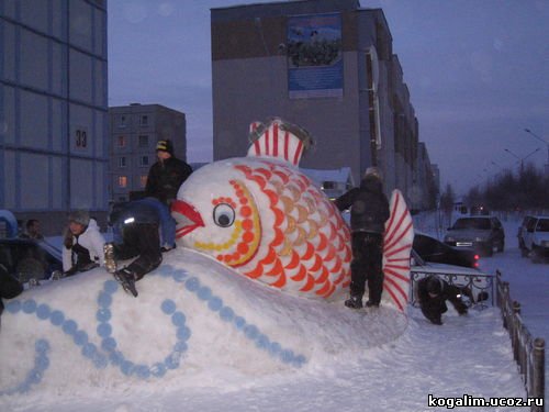 У магазина "Надежда"