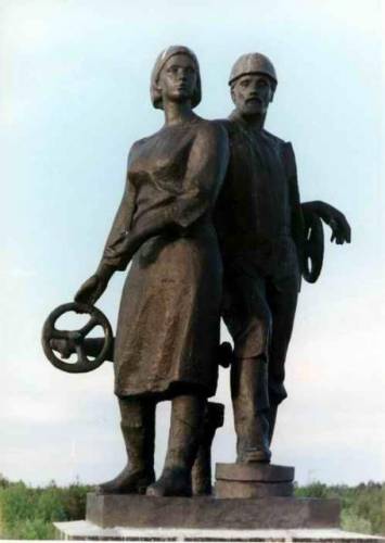 Памятник труженикам - нефтяникам