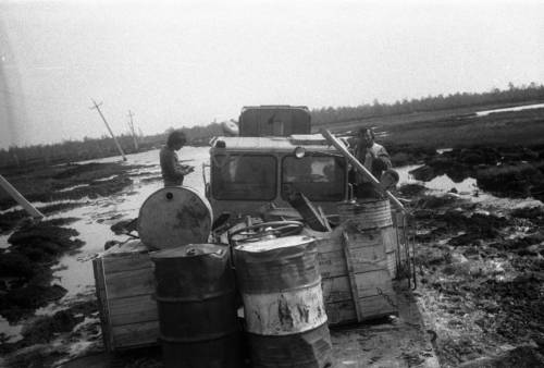 Болотоход "Тюменец" тянет газовую трубу